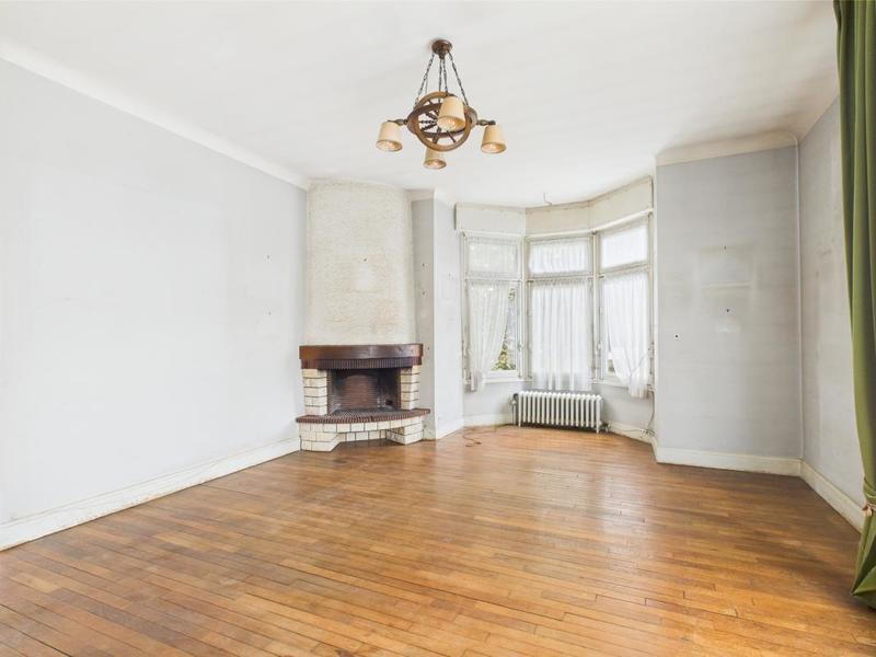 Maison - 220 m² - 9 pièces