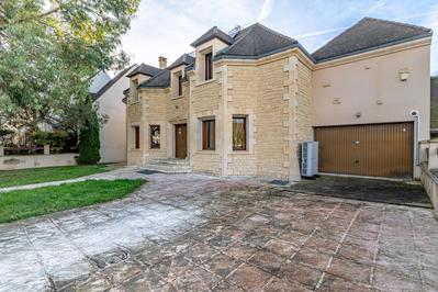 Maison - 230 m² - 10 pièces