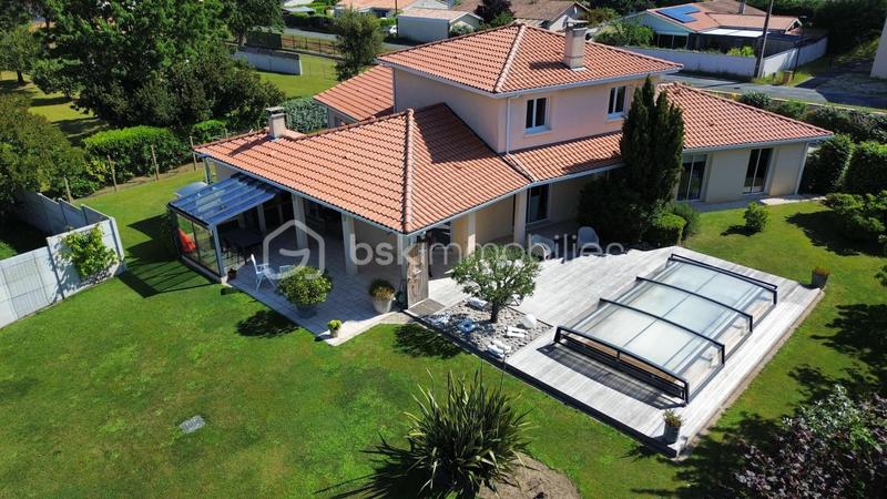 Villa - 181 m² - 8 pièces
