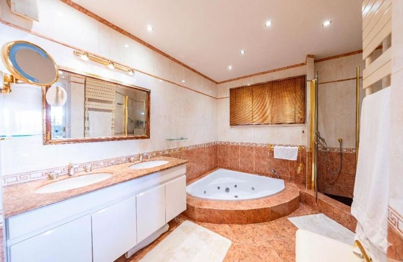 Villa - 270 m² - 6 pièces