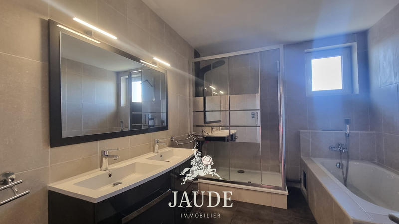 Maison - 277 m² - 8 pièces