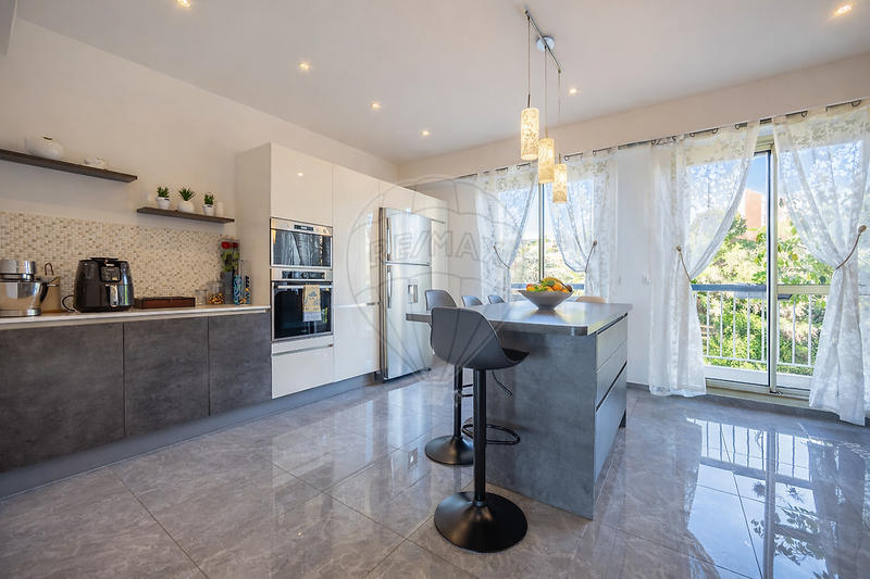 Appartement - 140 m² - 5 pièces