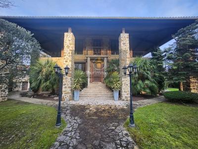 Maison - 254 m² - 10 pièces