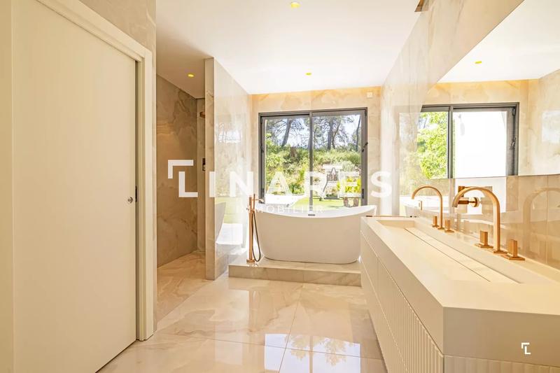 Villa - 300 m² - 9 pièces