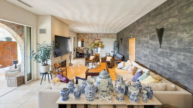 Maison - 220 m² - 5 pièces