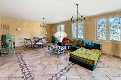 Maison - 250 m² - 7 pièces