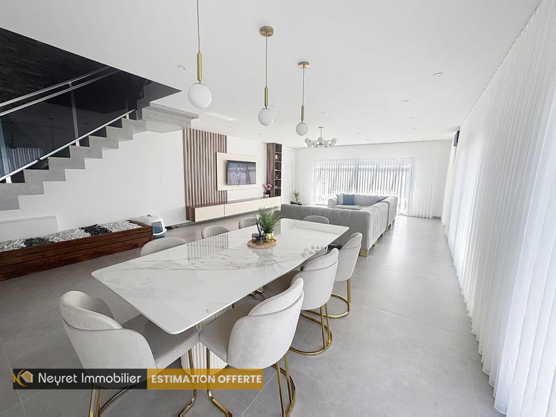 Maison - 237 m² - 9 pièces