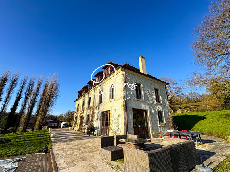 Maison - 318 m² - 11 pièces