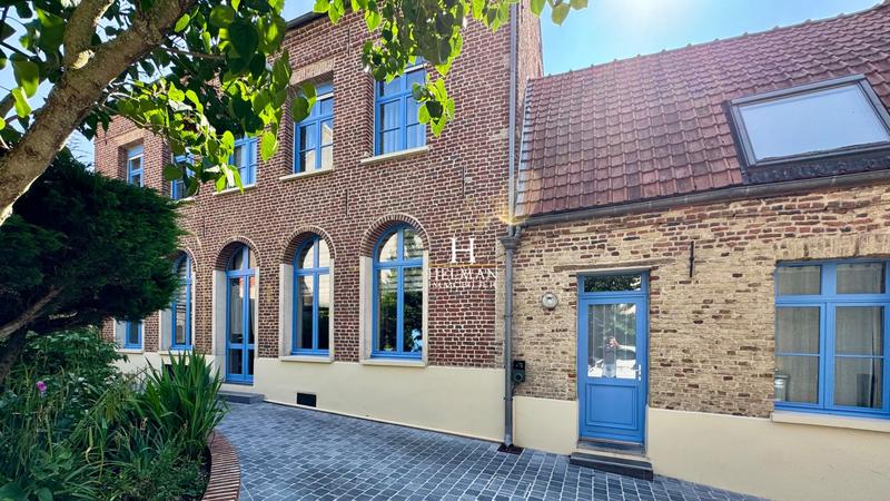 Maison - 250 m² - 8 pièces