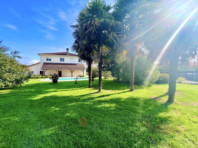 Villa - 280 m² - 9 pièces