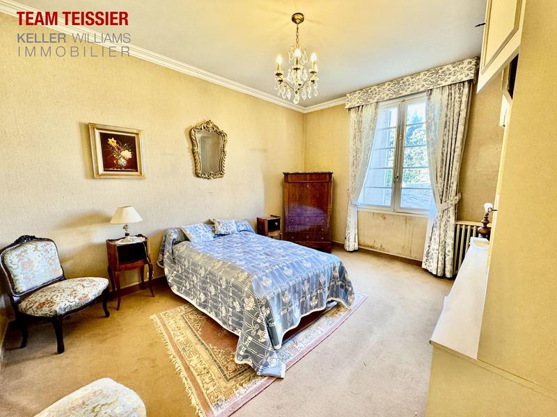 Maison - 240 m² - 9 pièces