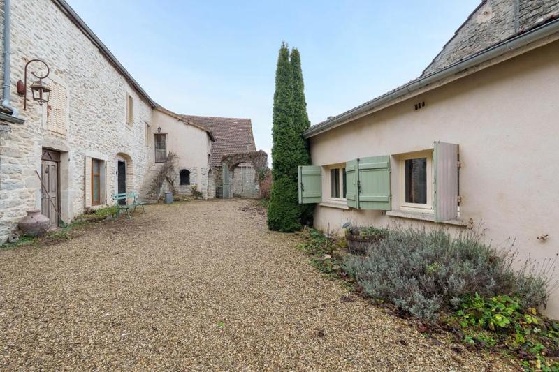 Maison - 350 m² - 6 pièces
