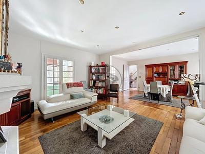 Maison - 237 m² - 9 pièces