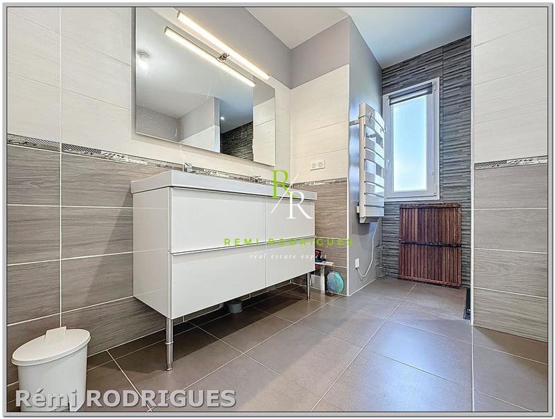 Maison - 213 m² - 9 pièces
