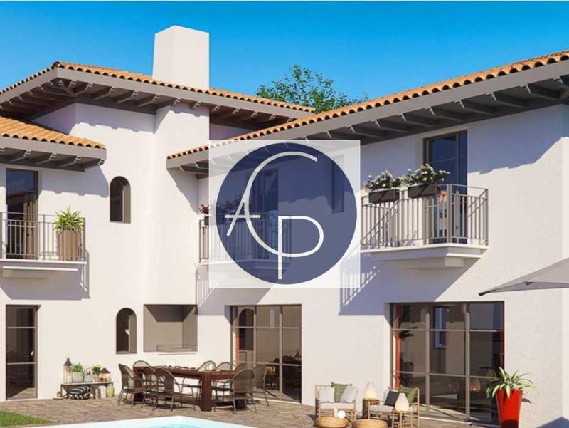 Maison - 270 m² - 6 pièces