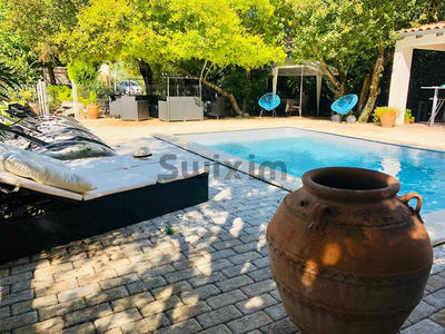 Propriété - 302 m² - 10 pièces