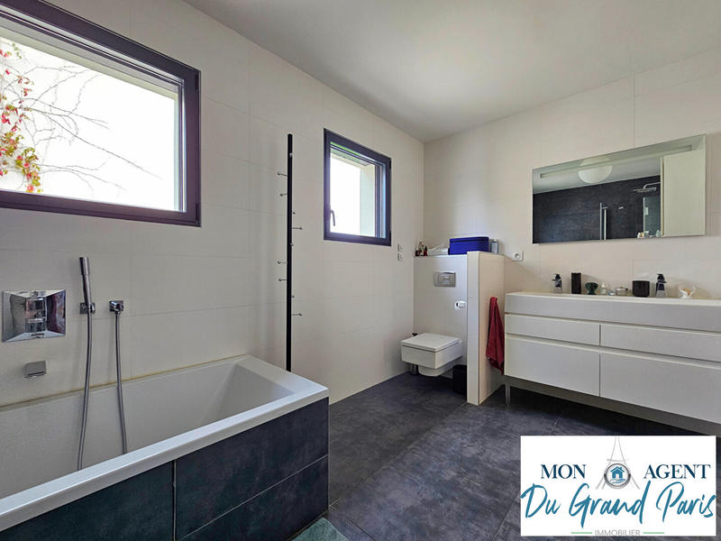 Maison - 204 m² - 7 pièces