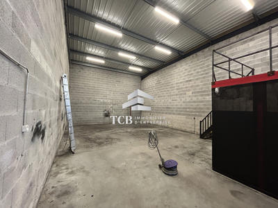 Local d'activités - 121 m²