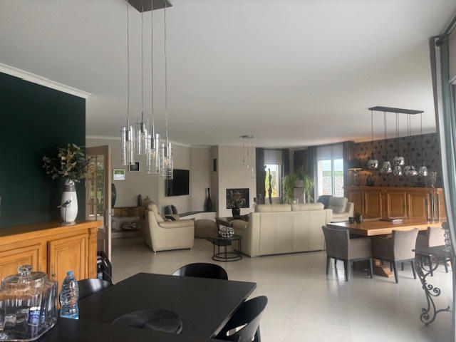 Maison - 232 m² - 6 pièces