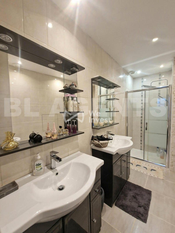 Maison - 220 m² - 8 pièces