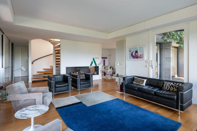 Maison - 220 m² - 8 pièces