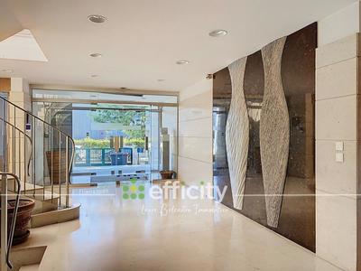 Local d'activité / Entrepôt - 670 m² - 25 pièces