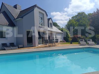 Villa - 243 m² - 9 pièces