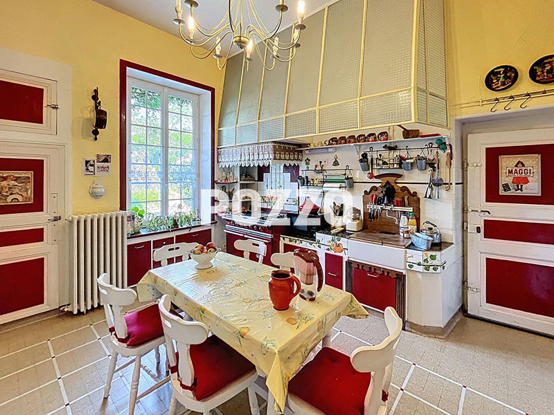 Maison - 249 m² - 9 pièces