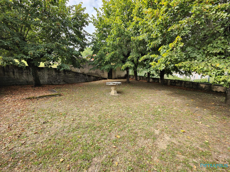 Maison - 300 m² - 8 pièces