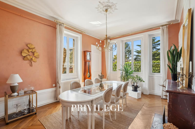 Maison - 250 m² - 8 pièces