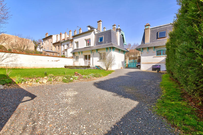 Propriété - 260 m² - 13 pièces