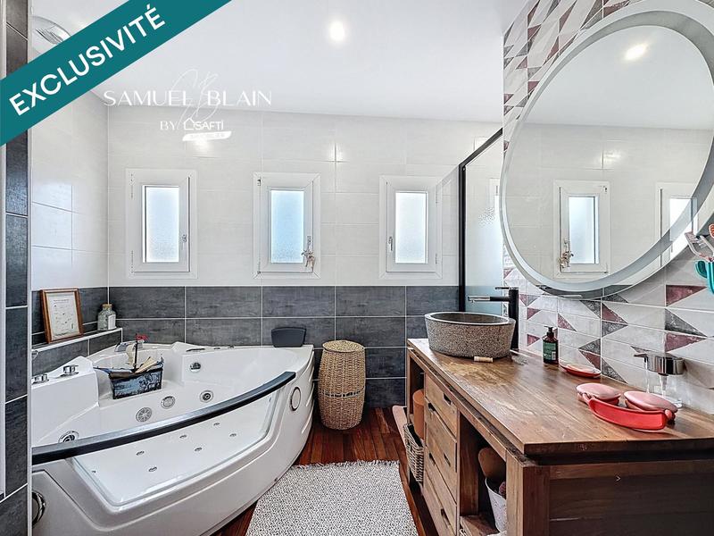 Maison - 240 m² - 10 pièces