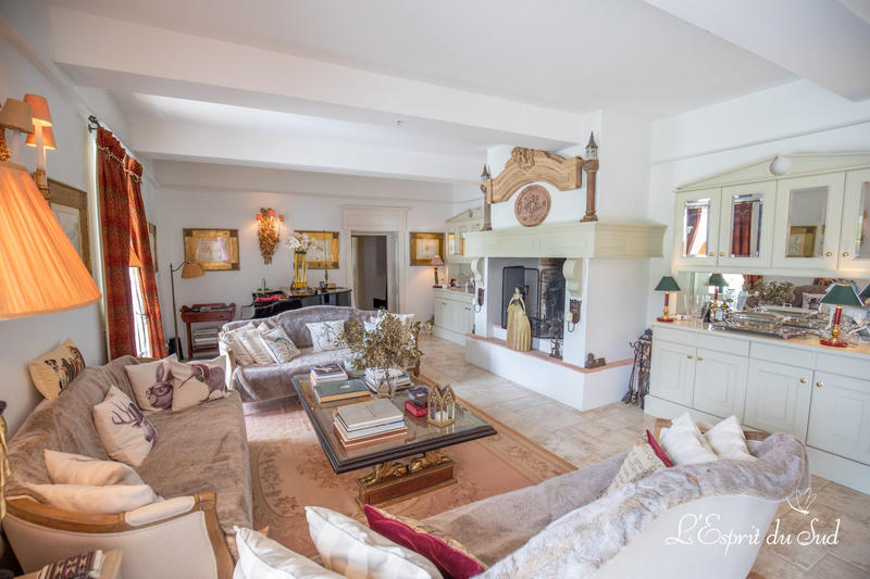 Maison - 724 m² - 18 pièces