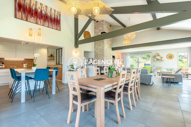 Maison - 220 m² - 5 pièces