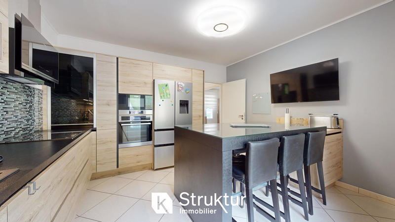 Maison - 247 m² - 7 pièces