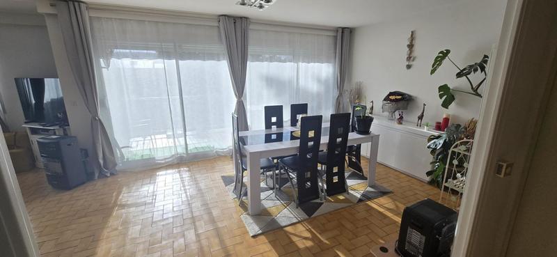 Local commercial - 900 m² - 14 pièces