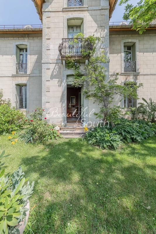 Propriété - 330 m² - 15 pièces