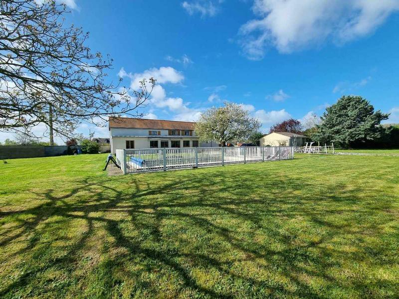 Maison traditionnelle - 196 m² - 8 pièces