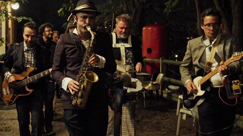 Noël Bleu - Grasshopper, un marching band qui décoiffe !