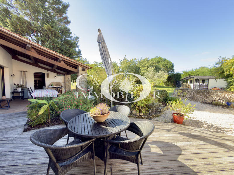 Maison - 235 m² - 7 pièces