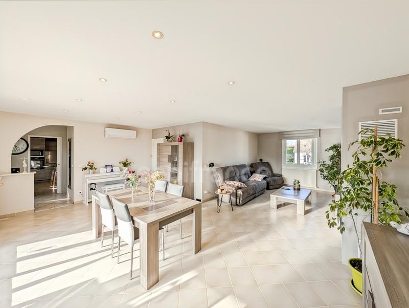 Maison - 184 m² - 9 pièces