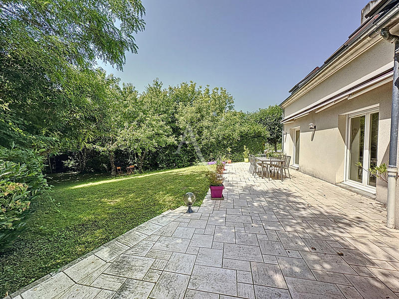 Maison - 240 m² - 8 pièces