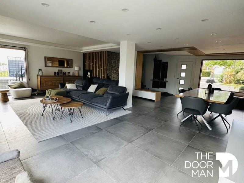 Demeure - 255 m² - 6 pièces