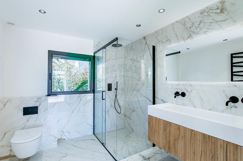 Maison - 280 m² - 8 pièces