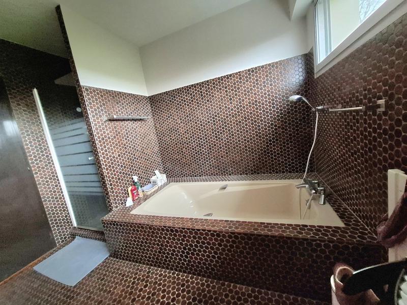 Maison - 279 m² - 9 pièces