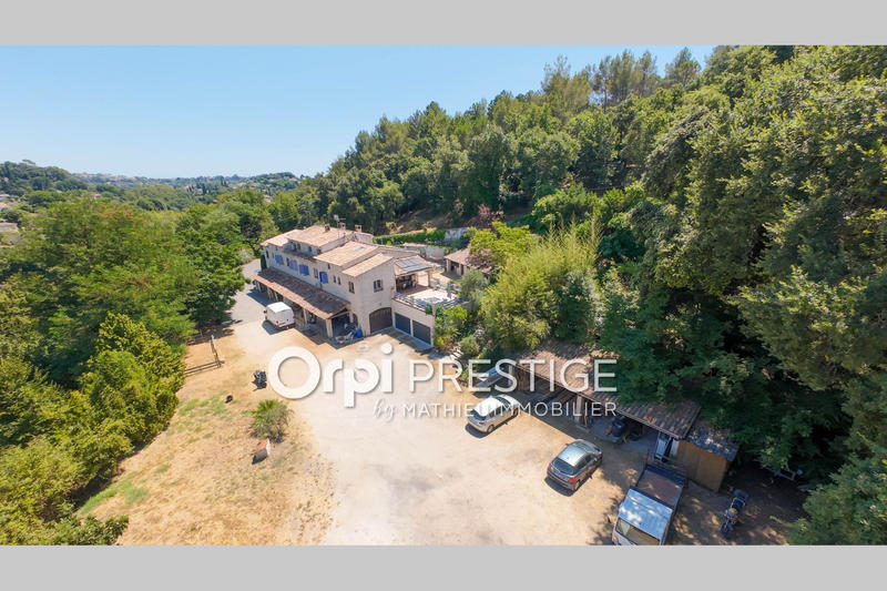 Maison - 280 m² - 14 pièces