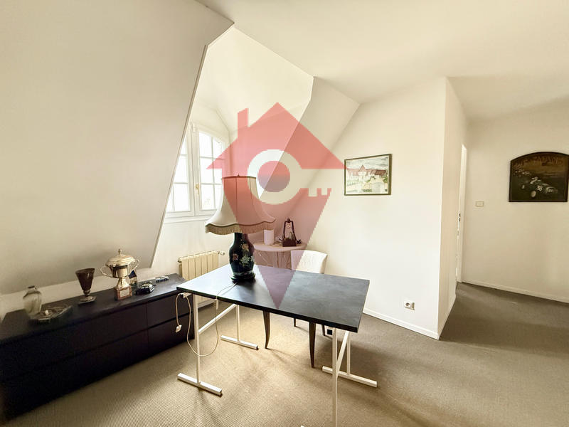 Maison - 233 m² - 8 pièces