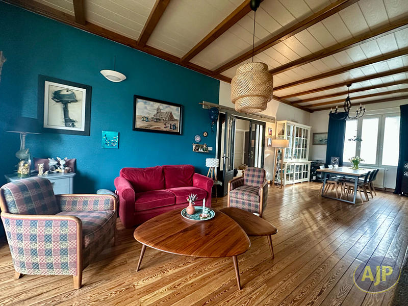 Maison - 239 m² - 8 pièces