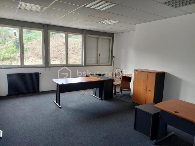 Local commercial - 1 800 m² - 20 pièces