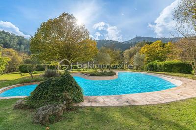 Demeure - 246 m² - 7 pièces